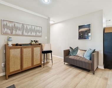 2302 S Arrawana Avenue - Photo Thumbnail 5