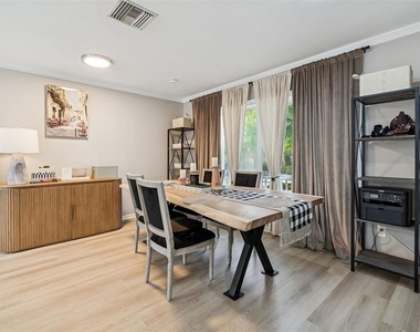 2302 S Arrawana Avenue - Photo Thumbnail 7