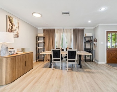 2302 S Arrawana Avenue - Photo Thumbnail 9