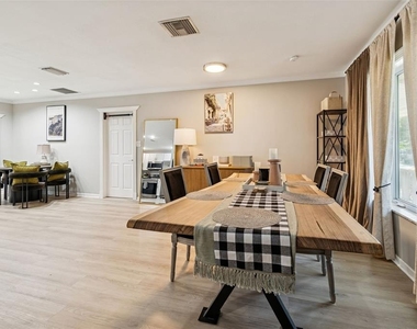 2302 S Arrawana Avenue - Photo Thumbnail 6