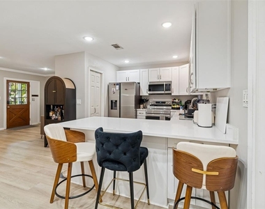 2302 S Arrawana Avenue - Photo Thumbnail 17