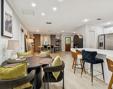 2302 S Arrawana Avenue - Photo Thumbnail 16