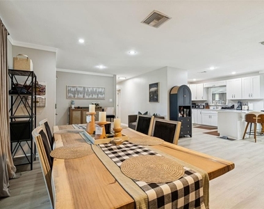 2302 S Arrawana Avenue - Photo Thumbnail 10