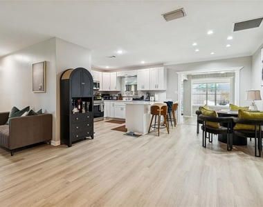 2302 S Arrawana Avenue - Photo Thumbnail 11
