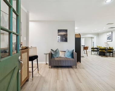 2302 S Arrawana Avenue - Photo Thumbnail 2