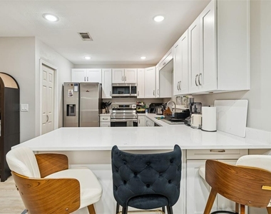 2302 S Arrawana Avenue - Photo Thumbnail 18