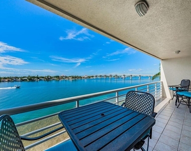 6083 Bahia Del Mar Circle - Photo Thumbnail 23