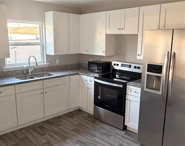2117 Winger Avenue - Photo Thumbnail 10