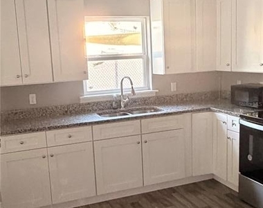 2117 Winger Avenue - Photo Thumbnail 12