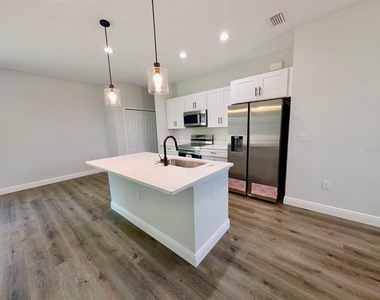 21295 Wynyard Avenue - Photo Thumbnail 4