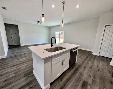 21295 Wynyard Avenue - Photo Thumbnail 5