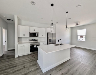 21295 Wynyard Avenue - Photo Thumbnail 2