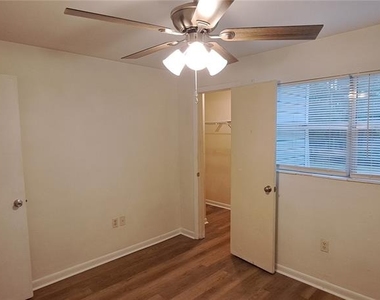 3925 Sw 26th Terrace - Photo Thumbnail 11