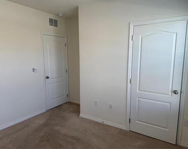 1792 Henin Circle - Photo Thumbnail 9