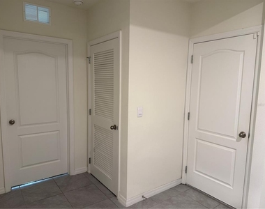 1792 Henin Circle - Photo Thumbnail 11