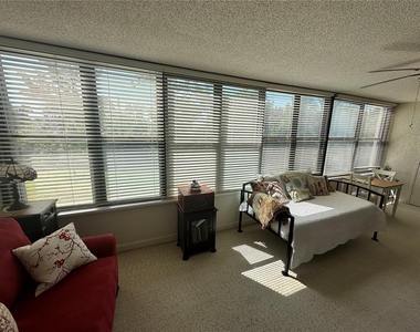 577 Lakeside Drive - Photo Thumbnail 10