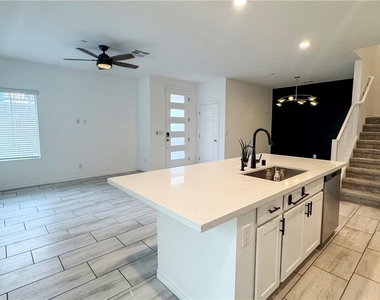 600 N Carriage Hill Dr - Photo Thumbnail 5