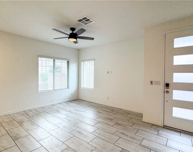 600 N Carriage Hill Dr - Photo Thumbnail 3