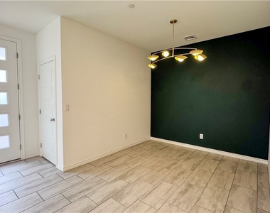 600 N Carriage Hill Dr - Photo Thumbnail 2