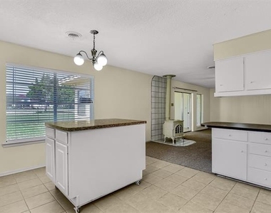 910 Kiowa Drive W - Photo Thumbnail 8