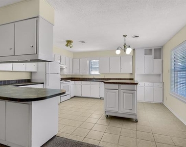 910 Kiowa Drive W - Photo Thumbnail 6