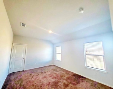 16612 Portage Street - Photo Thumbnail 2