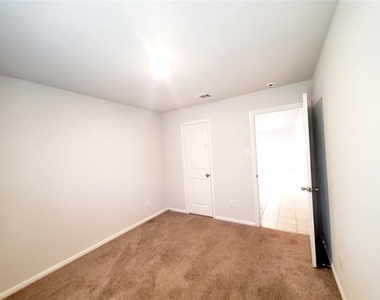 16612 Portage Street - Photo Thumbnail 12