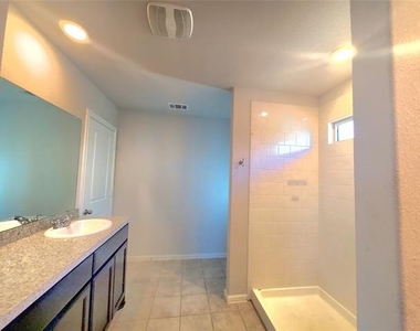 16612 Portage Street - Photo Thumbnail 5