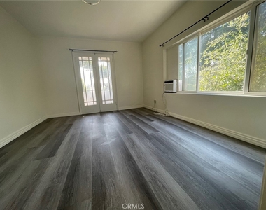 1427 S Chapel Avenue - Photo Thumbnail 3