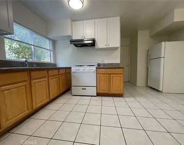 1427 S Chapel Avenue - Photo Thumbnail 5