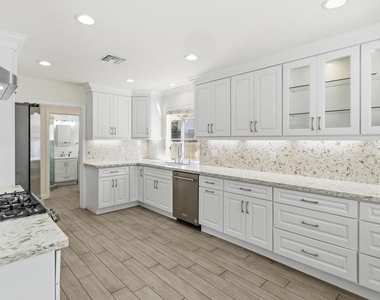 18600 Cantara Street - Photo Thumbnail 6