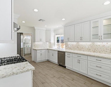 18600 Cantara Street - Photo Thumbnail 4