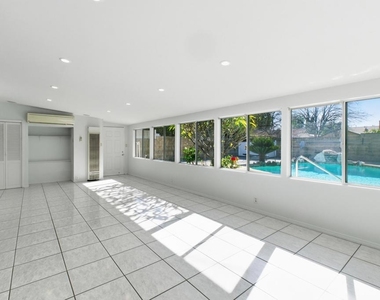 18600 Cantara Street - Photo Thumbnail 5