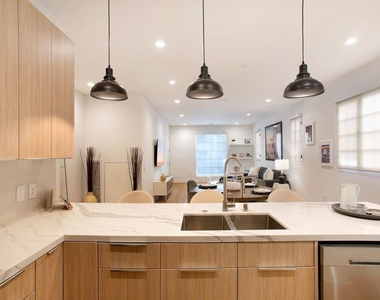 418 N Stanley Avenue - Photo Thumbnail 17