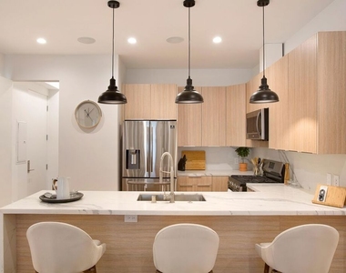 418 N Stanley Avenue - Photo Thumbnail 10