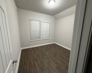 135 Bloomhill Place - Photo Thumbnail 14