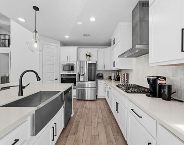 511 Carina Gaze Drive - Photo Thumbnail 10