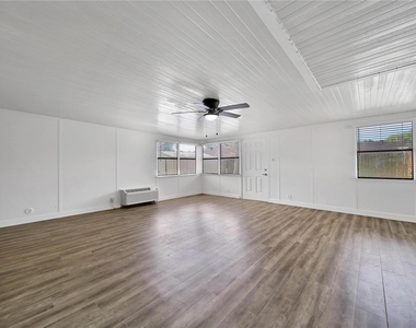 9411 Roos Road - Photo Thumbnail 14
