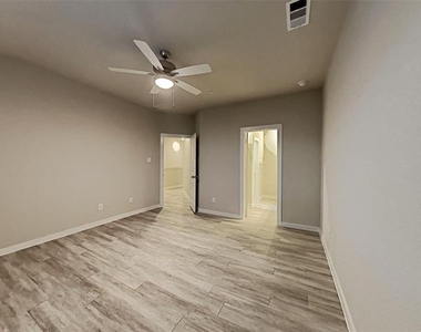 1312 Creekbank Drive - Photo Thumbnail 7