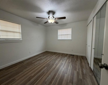 6505 N Cherokee Dr. Drive - Photo Thumbnail 5