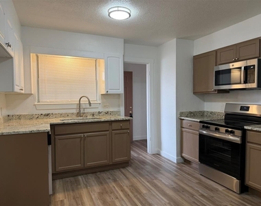 6505 N Cherokee Dr. Drive - Photo Thumbnail 8