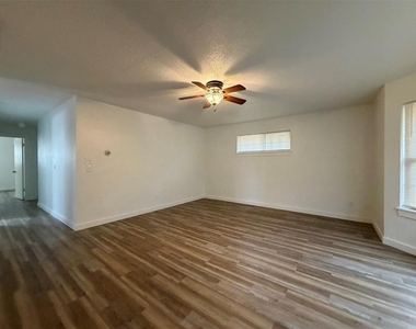 6505 N Cherokee Dr. Drive - Photo Thumbnail 2