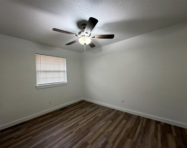 6505 N Cherokee Dr. Drive - Photo Thumbnail 4