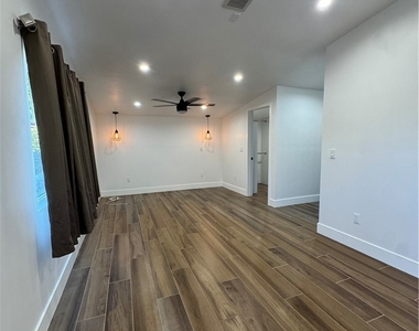 6439 1/2 Graves Avenue - Photo Thumbnail 4