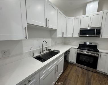 6439 1/2 Graves Avenue - Photo Thumbnail 13