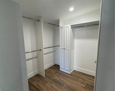 6439 1/2 Graves Avenue - Photo Thumbnail 8
