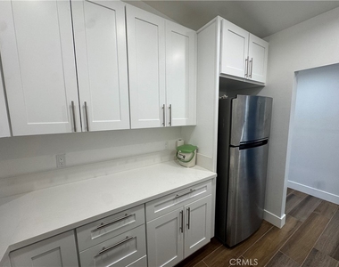 6439 1/2 Graves Avenue - Photo Thumbnail 14