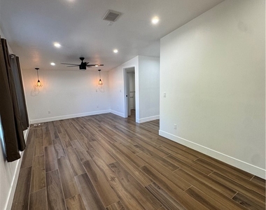 6439 1/2 Graves Avenue - Photo Thumbnail 7