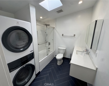 6439 1/2 Graves Avenue - Photo Thumbnail 16