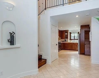 835 N Sycamore Avenue - Photo Thumbnail 4
